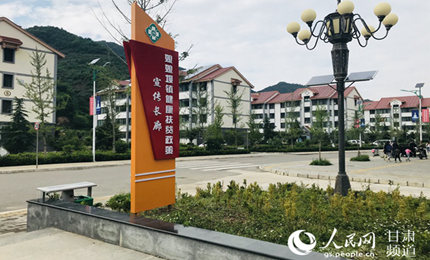 打好最后的收官戰、交出合格的成績單，是甘肅必須抓好的首要政治任務和頭等大事，也是最大的民生工程。目前，全省還有8個貧困縣尚未摘帽、17.5萬人未脫貧。如何攻克這些貧中之貧、困中之困？隴原大地上，9萬多個黨支部靠前站位、主動作為，提升基層黨組織組織力，創新方式方法，積極發揮黨的先鋒模范作用，以嚴密的基層組織體系建設引領脫貧攻堅工作高質量向前推進。