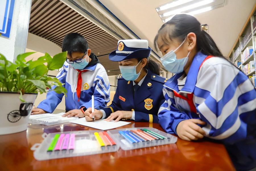 xյ֮HɭTcСWͬWͬΡı߼z