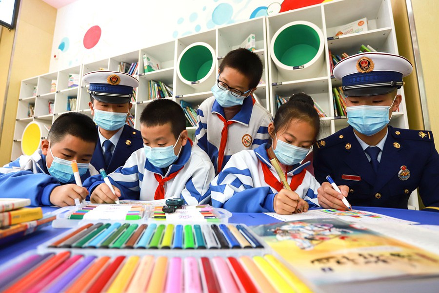 xյ֮HɭTcСWͬWͬΡı߼z