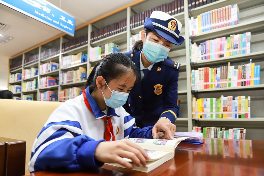 xյ֮HɭTcСWͬWͬΡı߼z