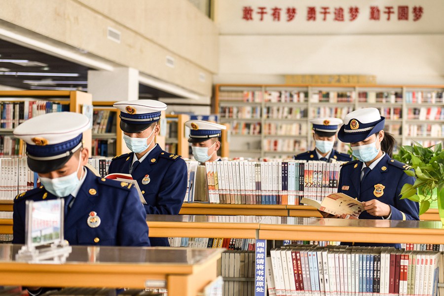 xյ֮HɭTcСWͬWͬΡı߼z