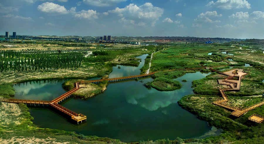 蘭州新區是2012年8月國務院批復設立的全國第五個、西北第一個國家級新區。歷經十年，蘭州新區這座新城正煥發著勃勃生機、彰顯著青春活力、蘊藏著無限潛力。新區的驚喜，不止于此，新區的未來，待您探索。讓我們相約蘭州新區，耕耘新變化、開拓新空間，一起樂游“休閑都市 絲路新城”。 