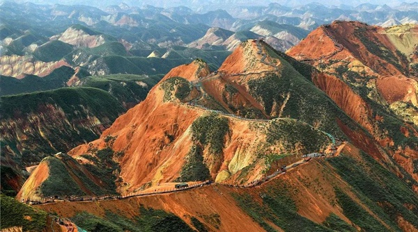 位于蘭州樹屏的水墨丹霞，因其特殊的地貌及色彩呈現，顯得格外珍貴、稀有。這座“彩虹山”是大自然制造、陳鋪的巨幅刺繡，浪漫又溫柔。 