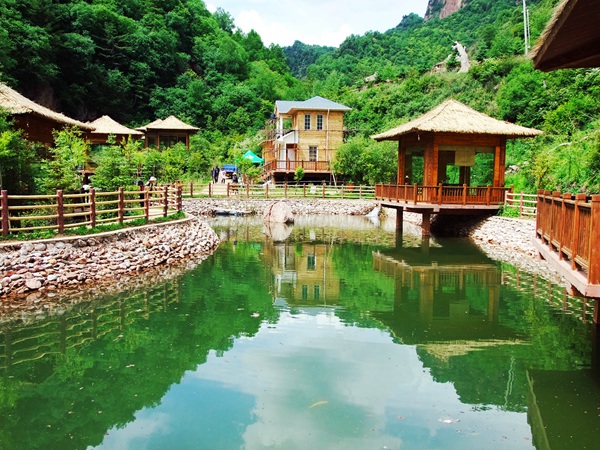 定西市位于甘肅省中部，東接天水市、西靠蘭州市、北鄰白銀市、南連隴南市，并于甘南州、臨夏州接壤。海拔在1930—3941米之間，地勢西南高東北低，復雜多樣的地形地貌造就了不一樣的自然景觀。林木蔥郁、層巒疊嶂、奇峰競秀、飛瀑流泉……如詩如畫的奇麗景觀不禁讓人贊嘆，這便是生態定西。 