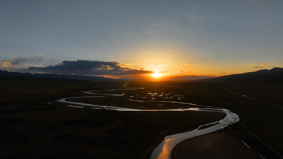 祁連山下，黑河壯美如畫。武雪峰 安維斌攝