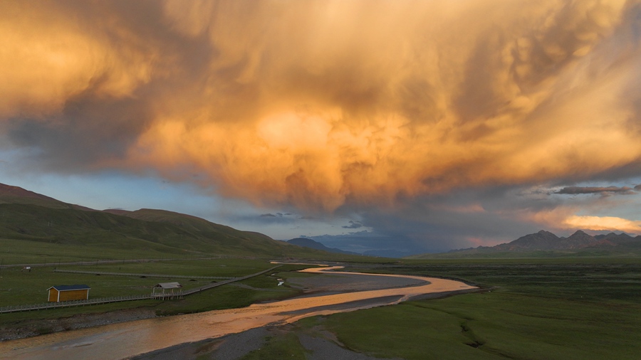 祁連山下，黑河壯美如畫。武雪峰 安維斌攝