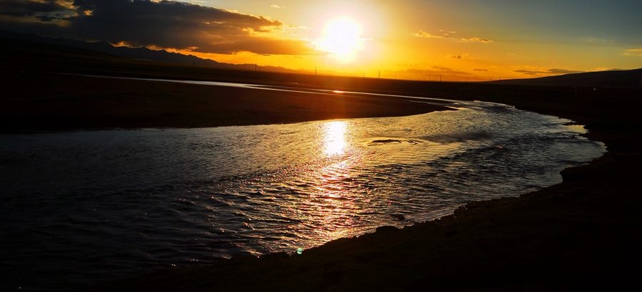 祁連山下，黑河壯美如畫。武雪峰 安維斌攝