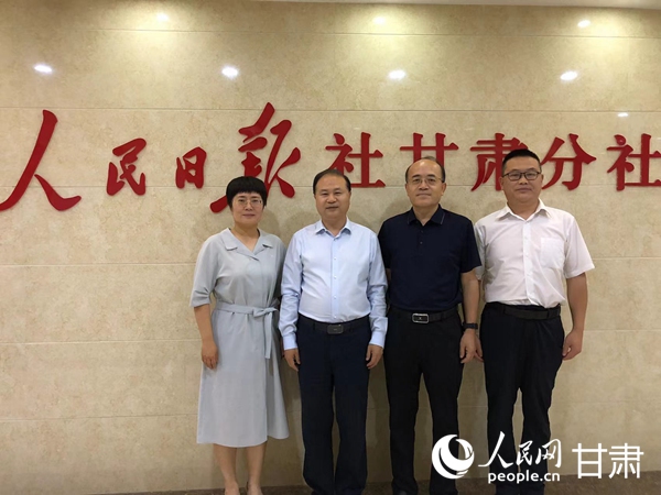 國網甘肅電力公司副書記、工會主席王海濤（右二），人民日報社甘肅分社社長董洪亮（左二），國網甘肅電力公司黨委宣傳部主任劉淳（左一），宣傳部副主任馮代興（右一）合影留念。人民網 焦隆攝