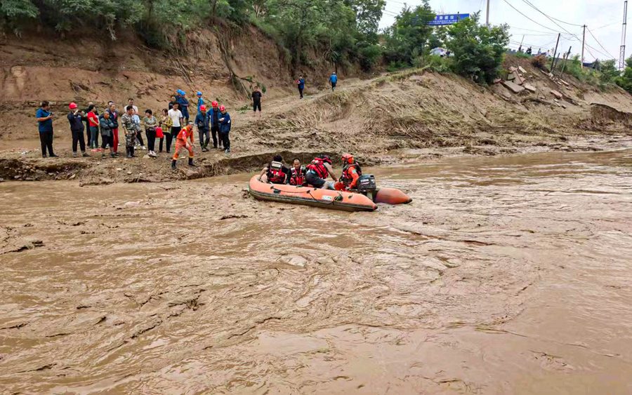 消防救援人員在慶城縣翟家河鄉轉移受災群眾。甘肅省森林消防總隊供圖
