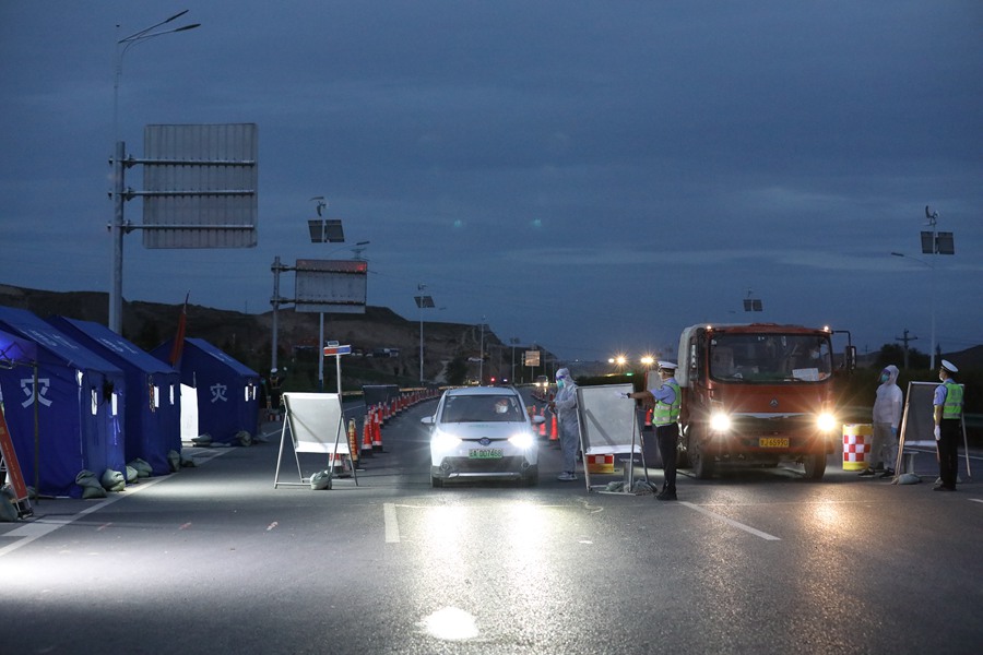 蘭州公安： 戮力同心 堅決筑牢疫情防控安全屏障。 楊釗攝