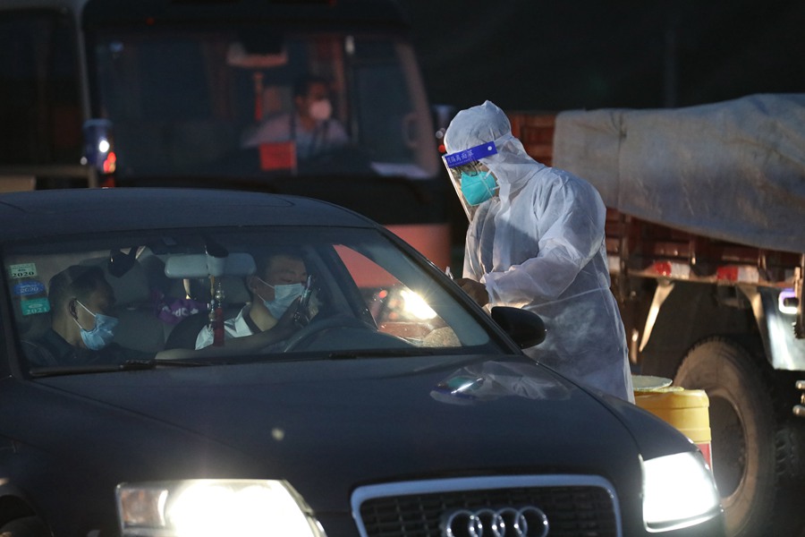 蘭州公安： 戮力同心 堅決筑牢疫情防控安全屏障。 楊釗攝