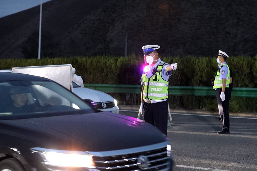 蘭州公安： 戮力同心 堅決筑牢疫情防控安全屏障。 楊釗攝