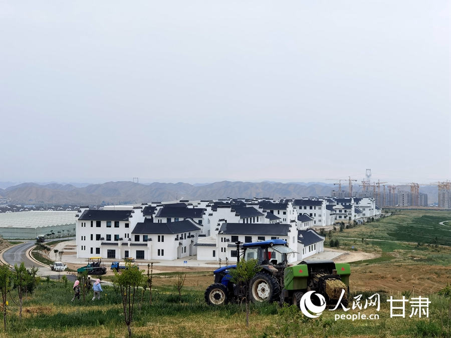 位于蘭州新區現代農業公園附近的移民搬遷安置住房。人民網  高翔攝