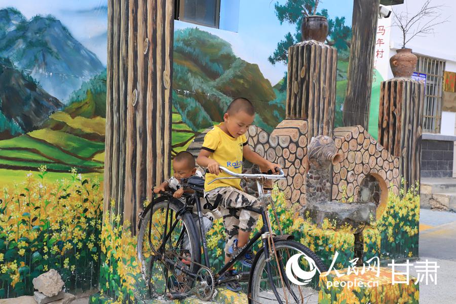 游客在馬年村觀光游玩。人民網 黃帆攝