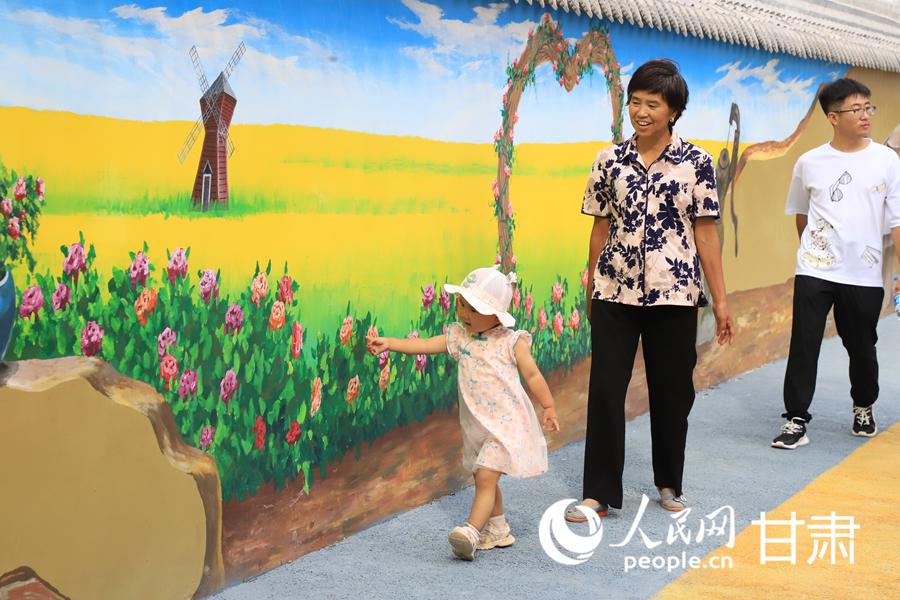 游客在馬年村觀光游玩。人民網 黃帆攝