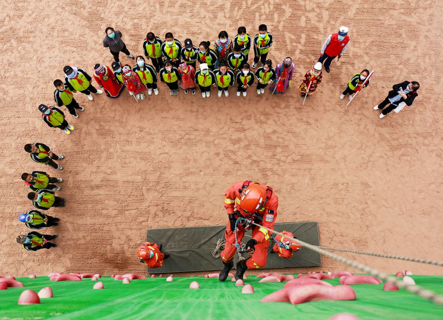 森林消防員向紅灣小學師生展示繩索救援技能。張小軍攝