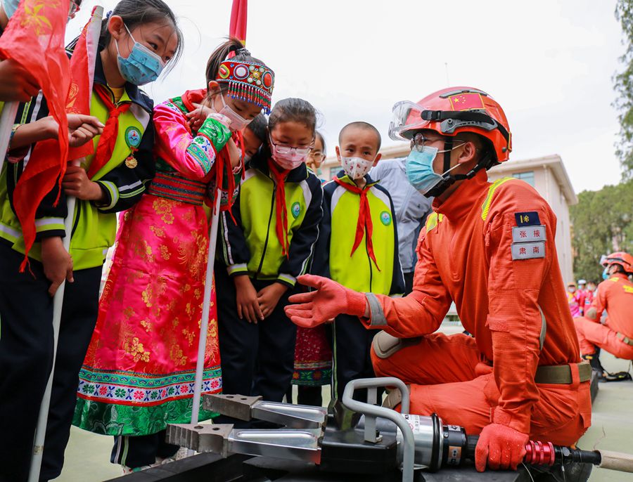 森林消防員向師生介紹各類救援裝備器材。張小軍攝