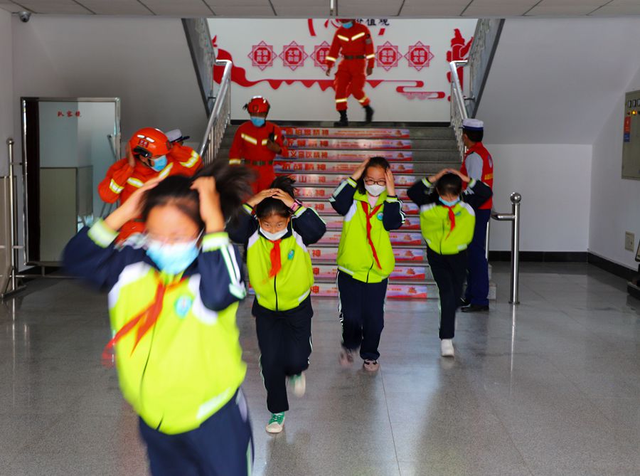 應急疏散逃生演練。張小軍攝
