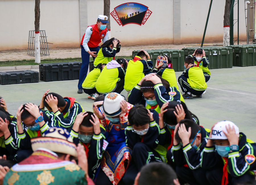 應急疏散逃生演練。張小軍攝