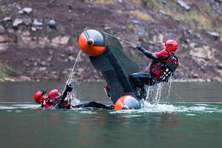 翻船自救。劉凱攝。