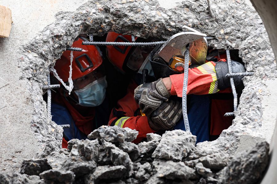 高角度狹小空間破拆。劉凱攝