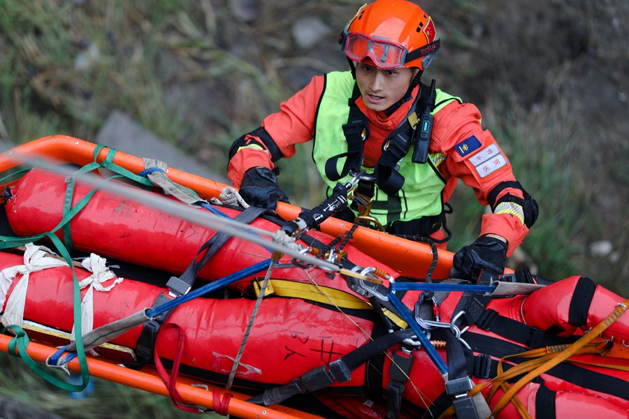模擬真實環境開展懸崖向上救援。劉凱攝