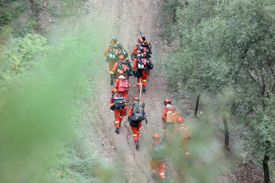 徒步行軍。張廣魁攝