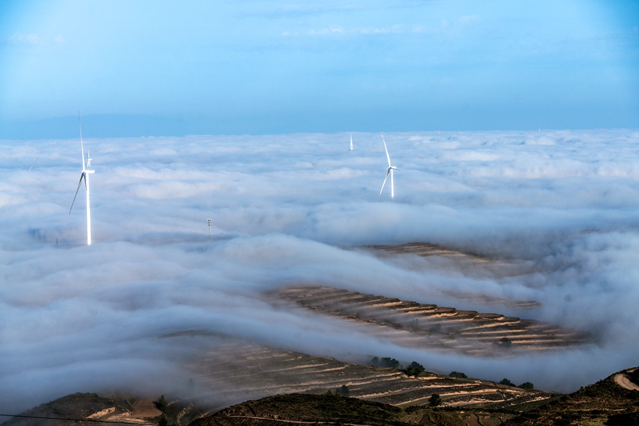 通渭華家嶺：雨后云霧繞 梯田美如畫。張子斌攝