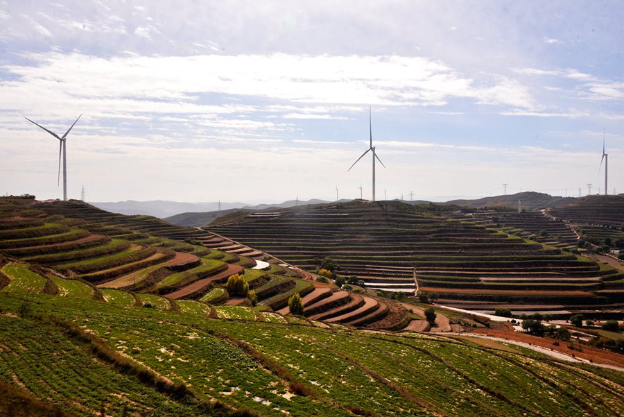 甘肅隴西：秋陽下 ?風車悠悠送綠電。張愛平攝