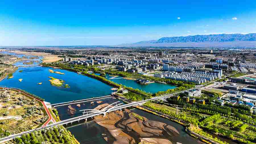 被綠色“環抱”的高臺縣城。屈昶攝