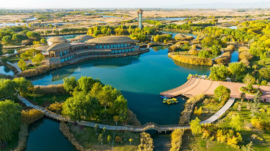 張掖國家濕地公園內水光瀲滟、色彩繽紛，美不勝收。成林攝