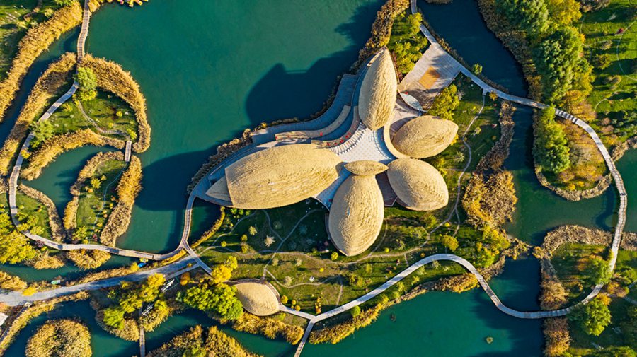 張掖國家濕地公園內水光瀲滟、色彩繽紛，美不勝收。成林攝