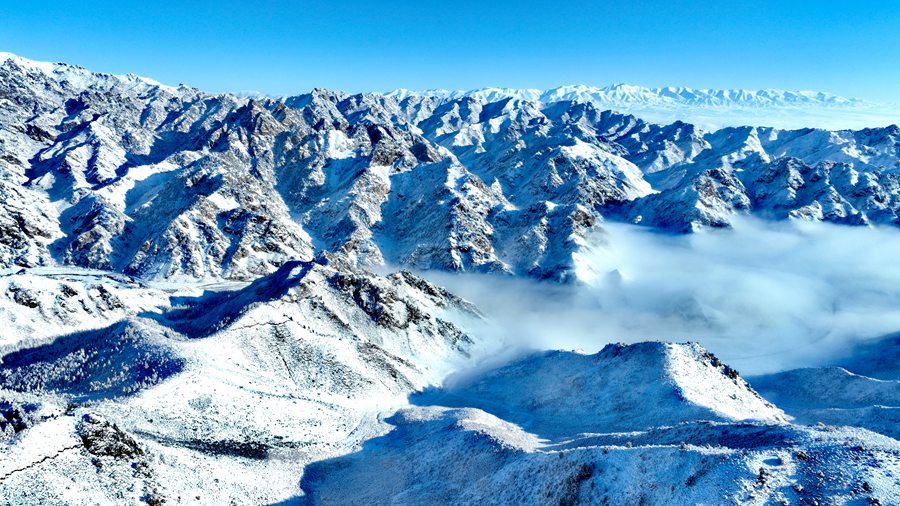 雪后祁連山銀色連綿壯美如畫。李衛泰攝