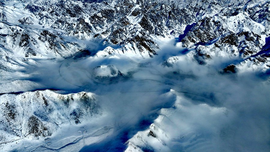 雪后祁連山銀色連綿壯美如畫。李衛泰攝