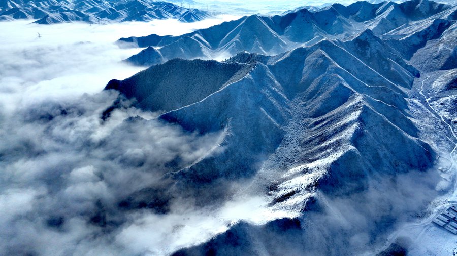 雪后祁連山銀色連綿壯美如畫。李衛泰攝