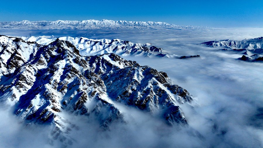 雪后祁連山銀色連綿壯美如畫。李衛泰攝