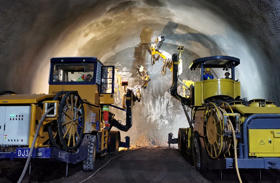 蘭張三四線鐵路蘭武段新烏鞘嶺隧道貫通。蘭州鐵路局供圖