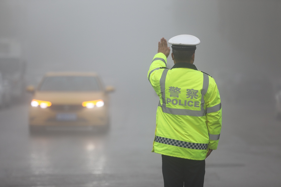 “霧”必安全！正寧公安霧天執勤全力護航平安路。馬會剛攝