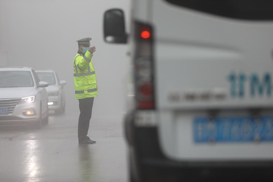 “霧”必安全！正寧公安霧天執勤全力護航平安路。馬會剛攝