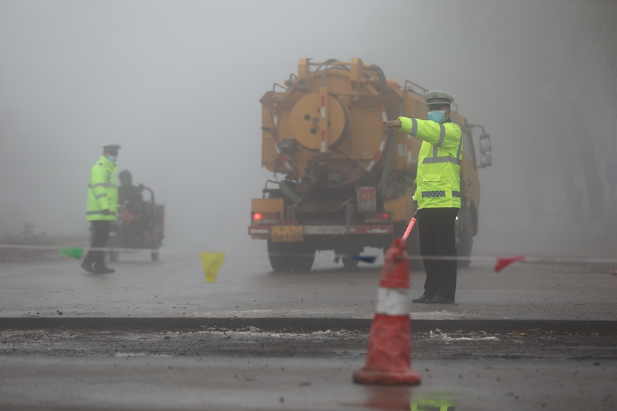 “霧”必安全！正寧公安霧天執勤全力護航平安路。馬會剛攝
