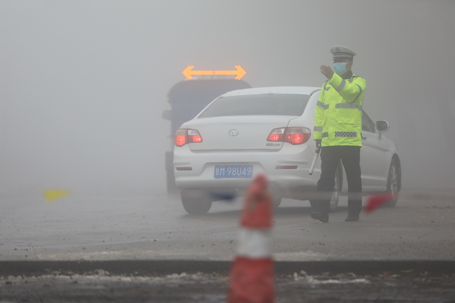 “霧”必安全！正寧公安霧天執勤全力護航平安路。馬會剛攝