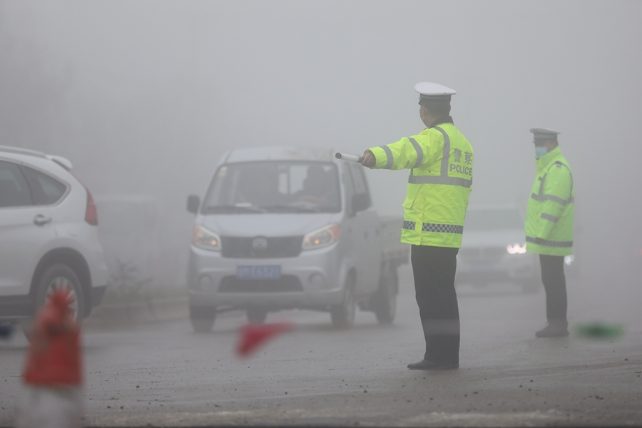 “霧”必安全！正寧公安霧天執勤全力護航平安路。馬會剛攝
