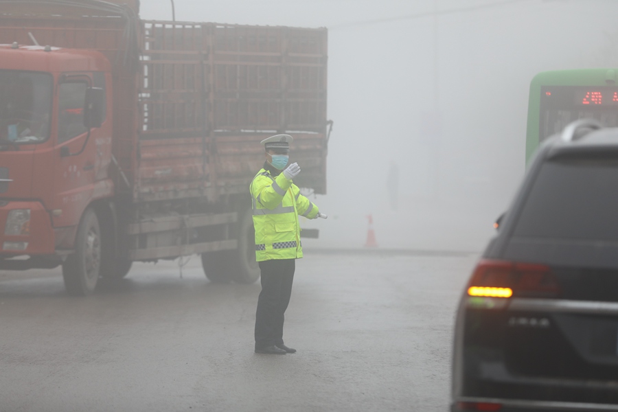 “霧”必安全！正寧公安霧天執勤全力護航平安路。馬會剛攝