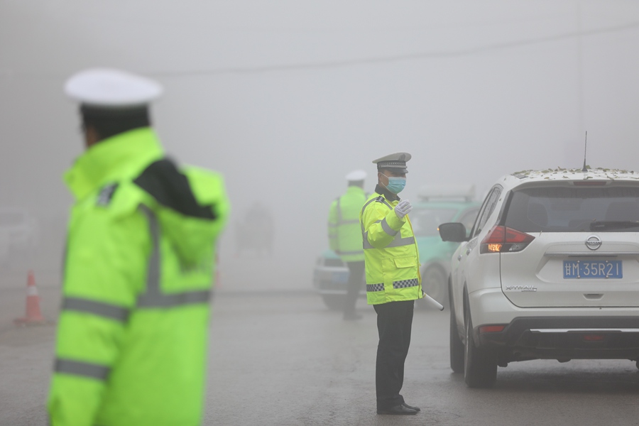 “霧”必安全！正寧公安霧天執勤全力護航平安路。馬會剛攝