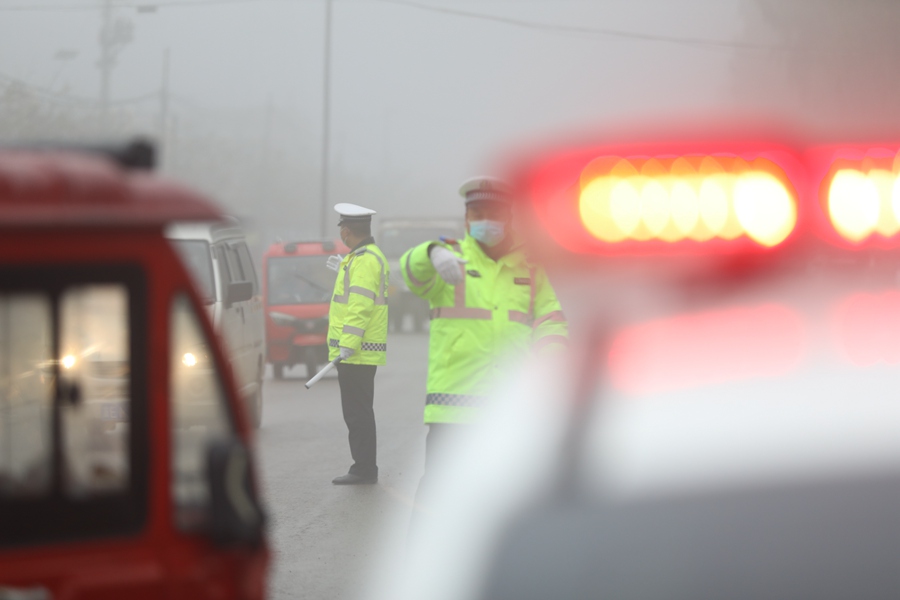 “霧”必安全！正寧公安霧天執勤全力護航平安路。馬會剛攝