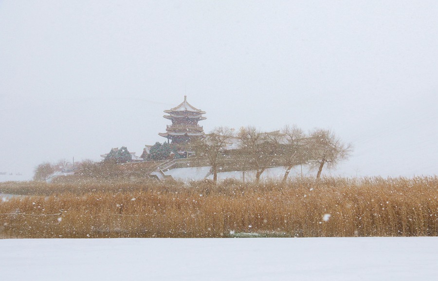 鳴沙山月牙泉景區雪景。張曉亮攝