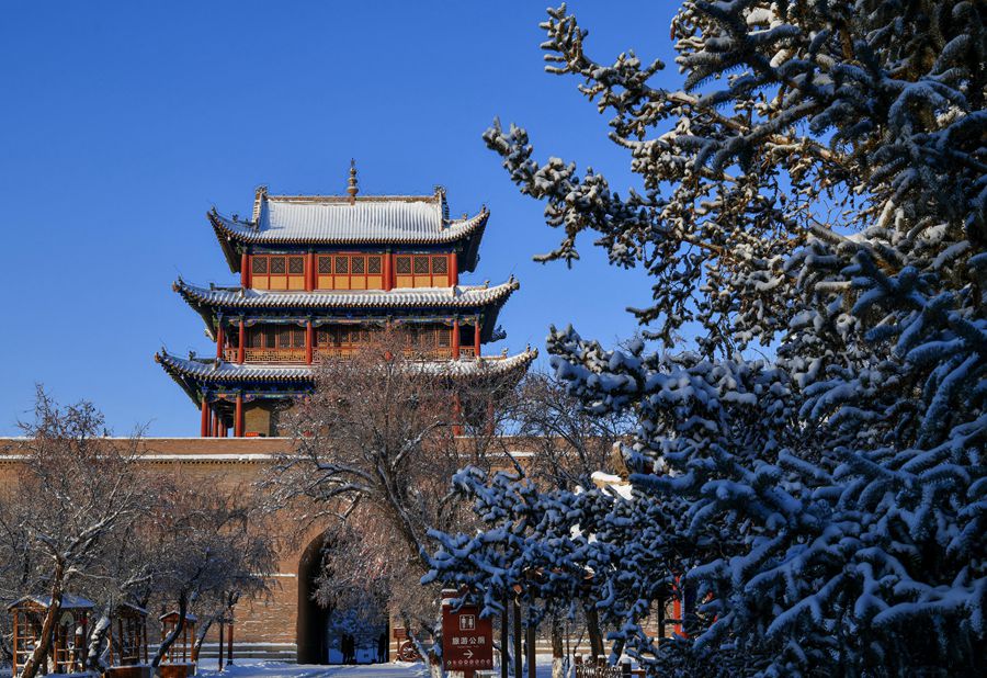 雪后的嘉峪關關城。師永紅攝