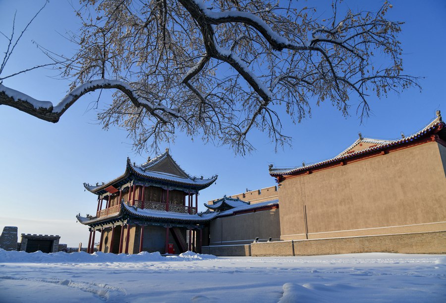 雪后的嘉峪關關城。師永紅攝
