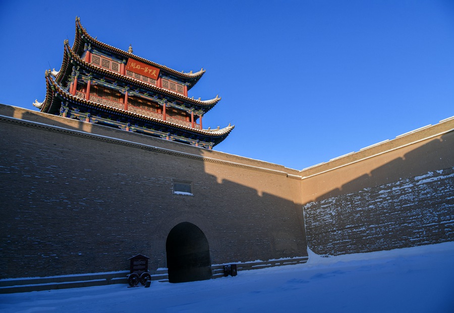 雪后的嘉峪關關城。師永紅攝