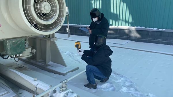 國網甘肅電科院調相機運維團隊工作人員正在進行設備巡視。（國網甘肅電科院供圖）